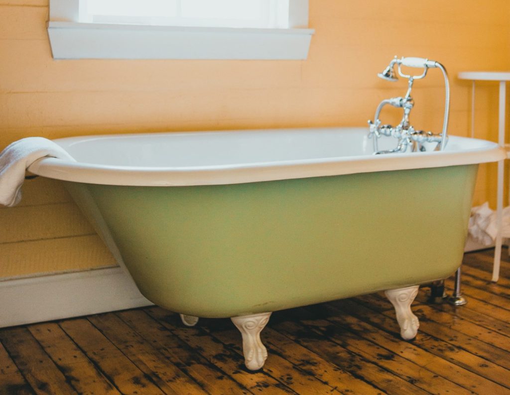 A clawfoot club - one of the best freestanding bathtubs